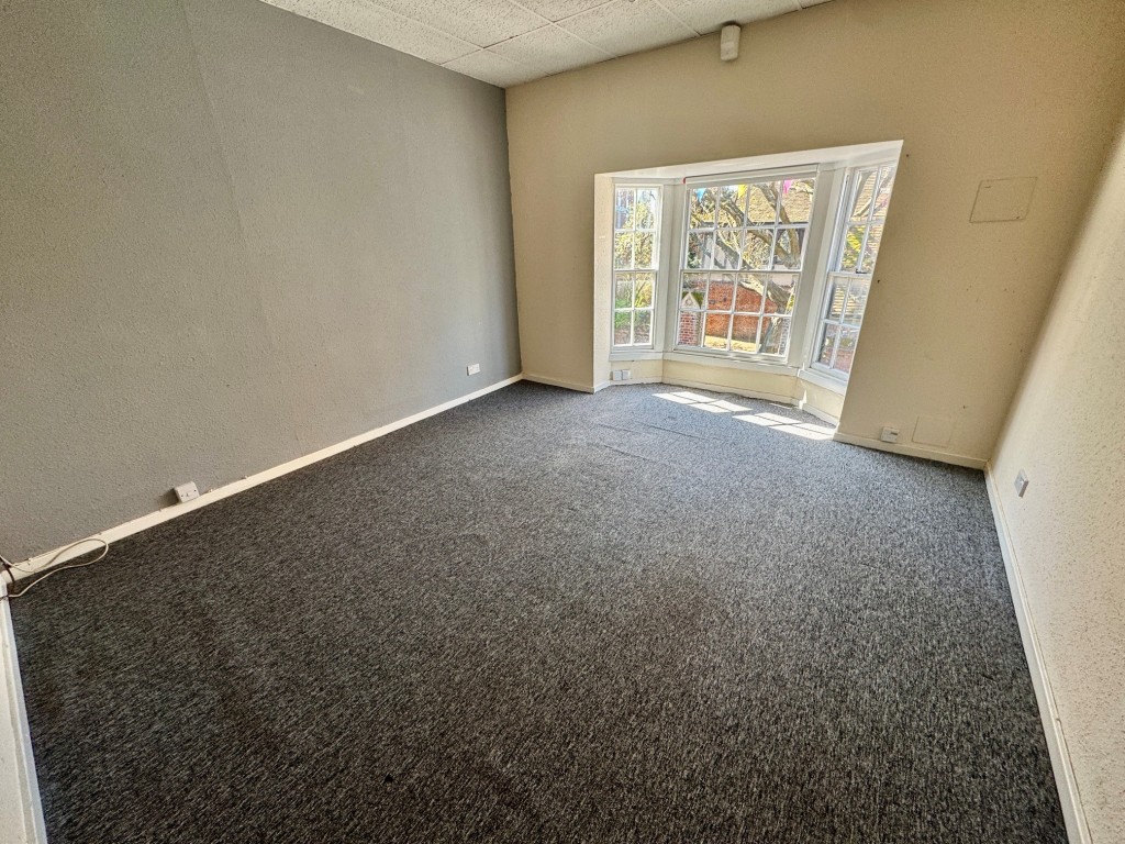 Lot: 58 - PERIOD CITY CENTRE FREEHOLD SHOP AND UPPER PARTS WITH POTENTIAL - First floor room to the front with bay window